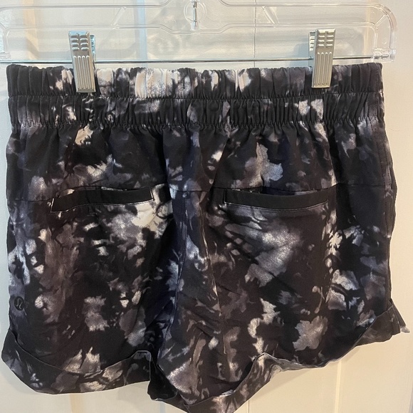 Lululemon Spring Break Away Short II Women's Size 4 - Picture 2 of 2